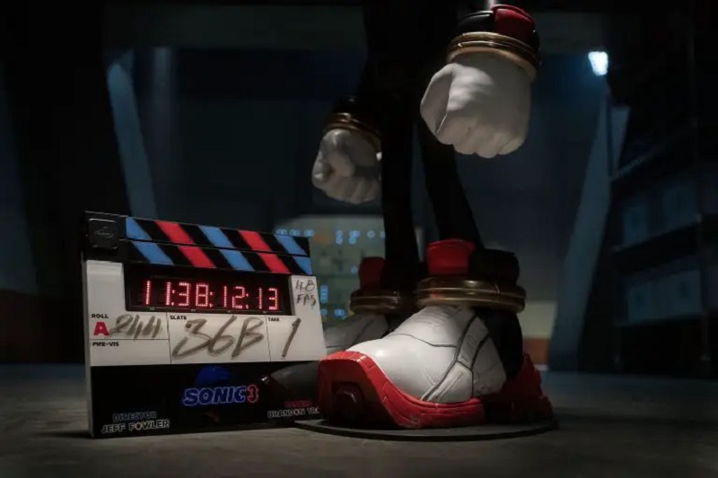 Ёж Шэдоу в центре изображения со съемок фильма "Соник в кино 3"